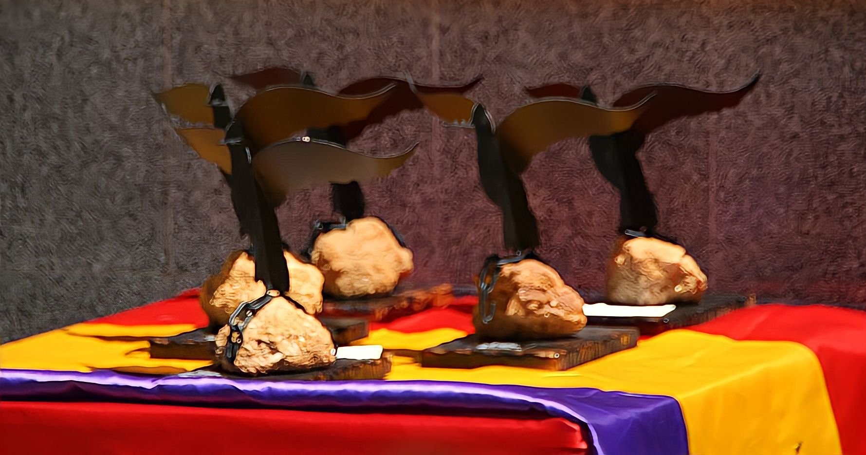 Escultura de palomas sobre una bandera republicana