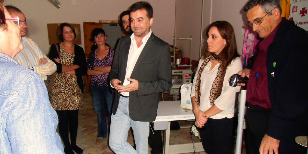 Antonio Maíllo visitando el Centro Manuel Díaz el Cordobés de AVAIN