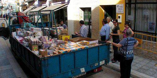 Camión a las puertas de Cáritas