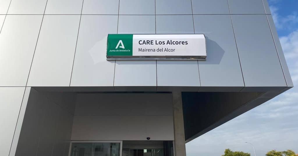 Foto de la entrada al CARE donde se puede leer CARE Los Alcores Mairena del Alcor